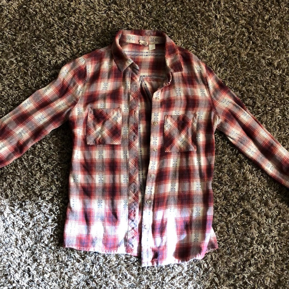 Flannel long sleeve button down shirt.
